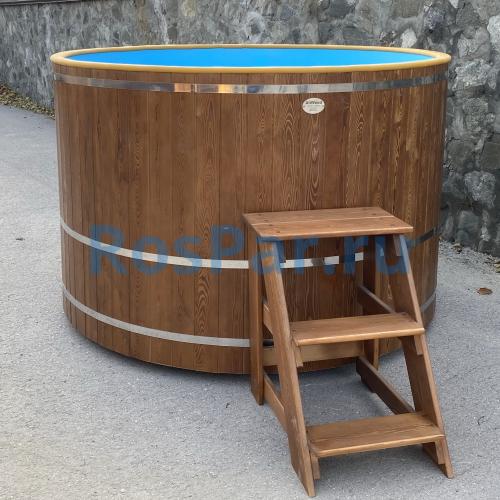 Угловая купель «COMFORT» из лиственницы с пластиковой вставкой длина 1300 мм ширина 1300 мм высота 1150 мм